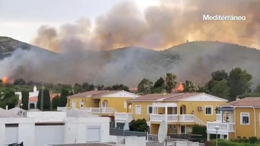 Vídeo: El fuego se acerca a las casas en Peñíscola
