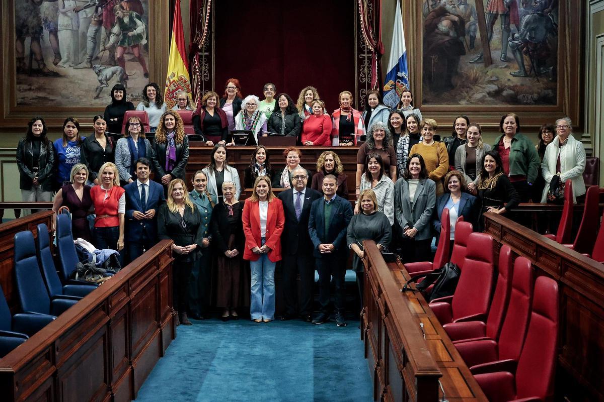 Las participantes en las jornadas en el Parlamento de Canarias.