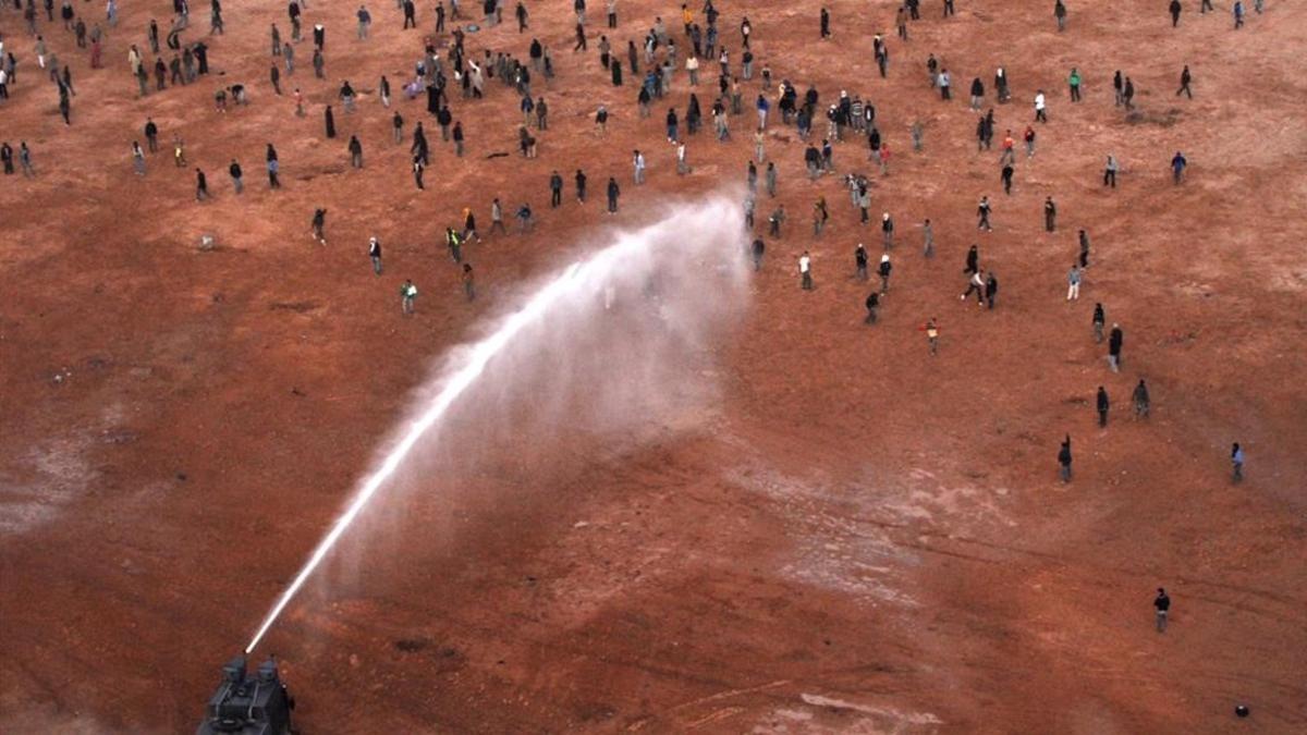 Imagen tomada durante el desalojo con cañones de agua del campamento de Ggdeim Izik, en el 2010.