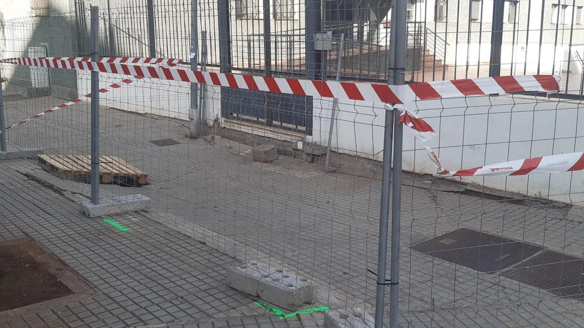 Zona donde cedió el suelo, en un peatonal del barrio de Nuevo Obrero.