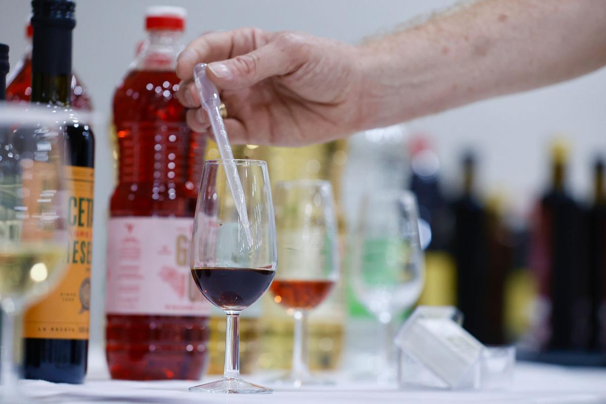 Cata de vinagres en una feria profesional organizada por la asociación Vinavin en Córdoba.