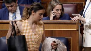 La ministra de Igualdad, Irene Montero, y la portavoz parlamentaria del PP, Cuca Gamarra, en el Congreso. 