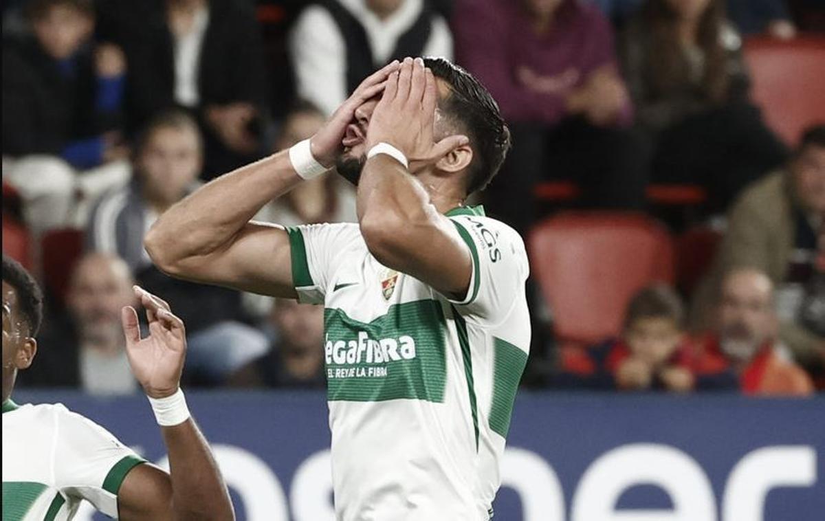 Rafa Mir en un partido con el Elche
