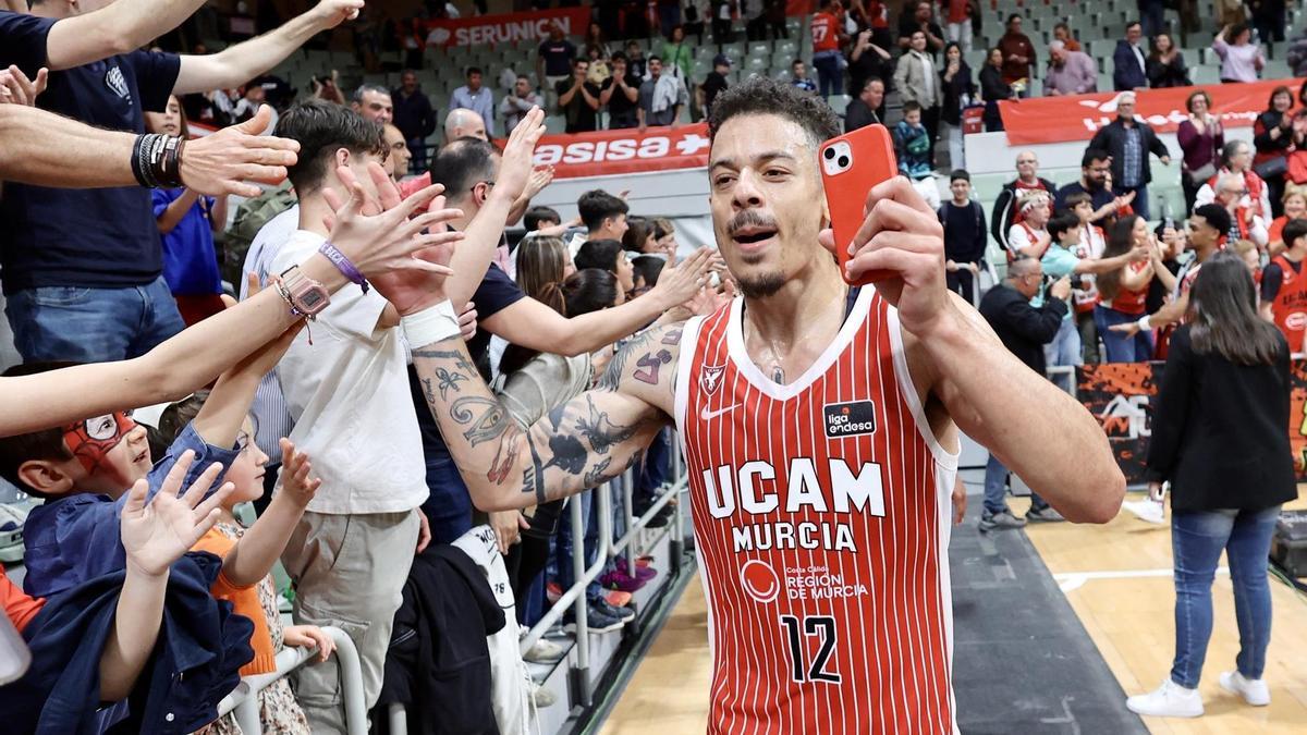 Jonah Radebaugh, capitán del UCAM Murcia, celebrando una victoria este curso en el Palacio.