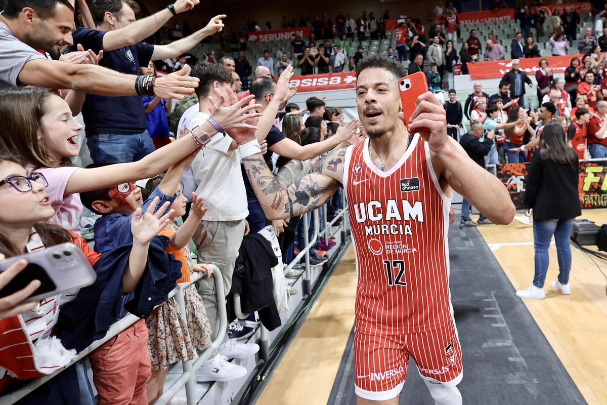 Jonah Radebaugh, capitán del UCAM Murcia, celebrando una victoria este curso en el Palacio.