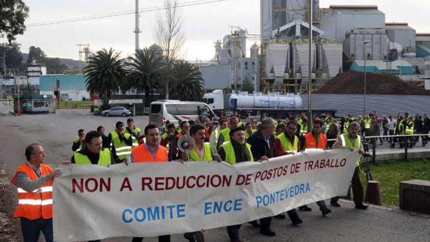 Una movilización de los trabajadores en el interior de la fábrica de Ence en Lourizán.  // Rafa Vázquez