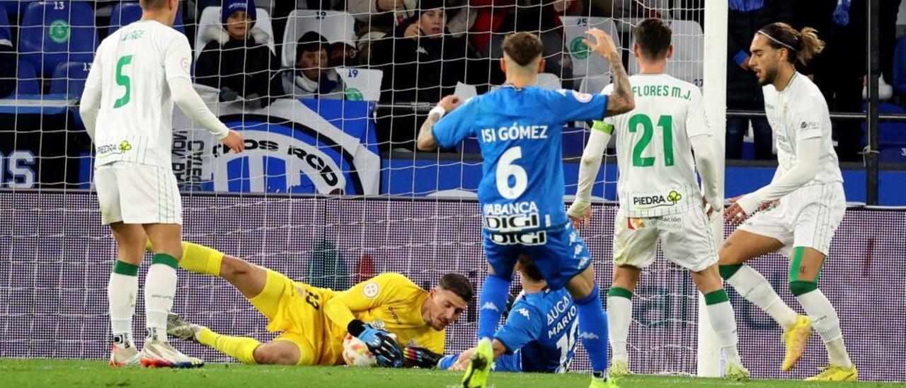 Carlos Marín, en una de sus intervenciones ante el Deportivo, el pasado sábado, en Riazor.