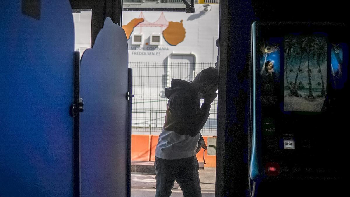Un inmigrante marroquí en el puerto de Santa Cruz de Tenerife.