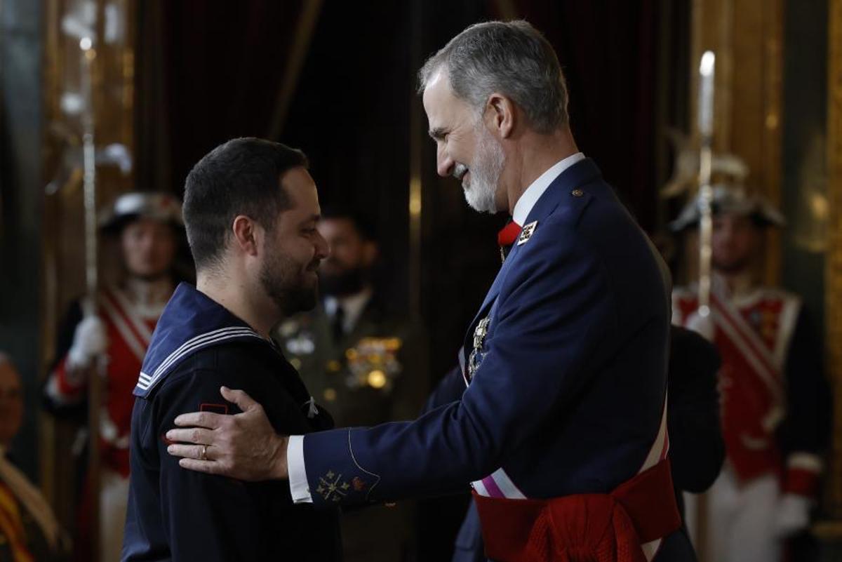 El Rey saluda a un marino condecorado este martes en la Pascua Militar