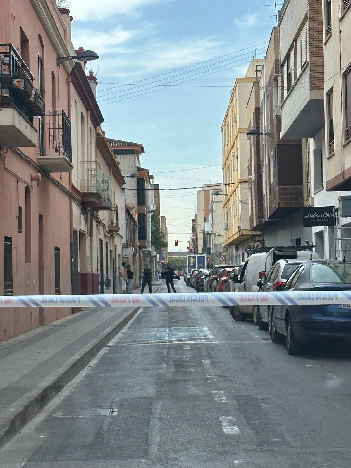 Agentes de la Policía Local de Vila-real, tras cortar la calle Comunió este jueves.