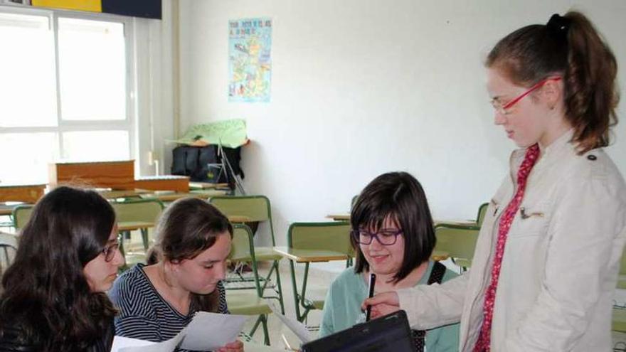 Uno de los talleres desplegados en el instituto de As Bizocas. // Muñiz