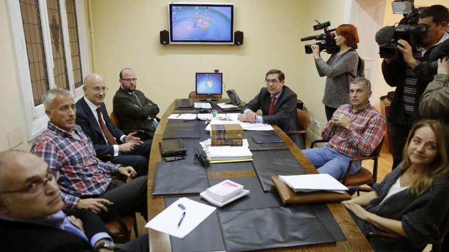 Los miembros del TAD antes de iniciar la reunión de ayer.