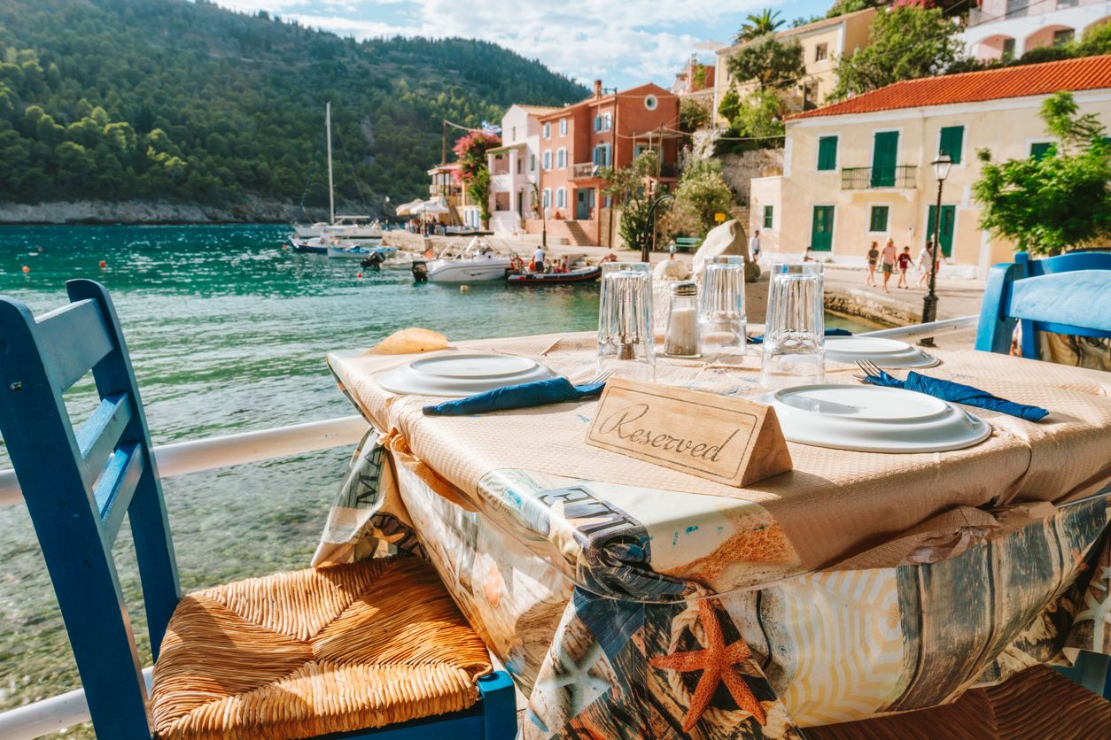 La comida griega sabe mucho mejor con vistas al Mediterráneo en un pueblo griego