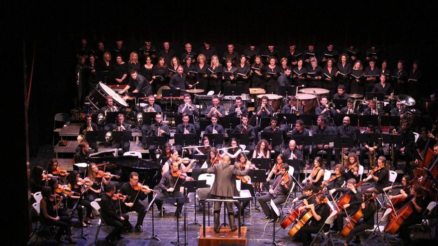 La Orquesta Sinfónica Caixa Ontinyent transporta al público a la Europa clásica con su música