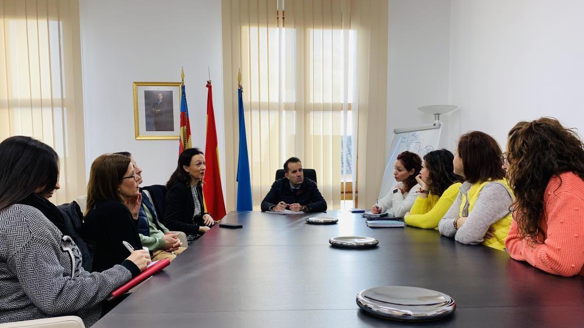 Reunión entre trabajadores de Servicios Sociales y el alcalde.