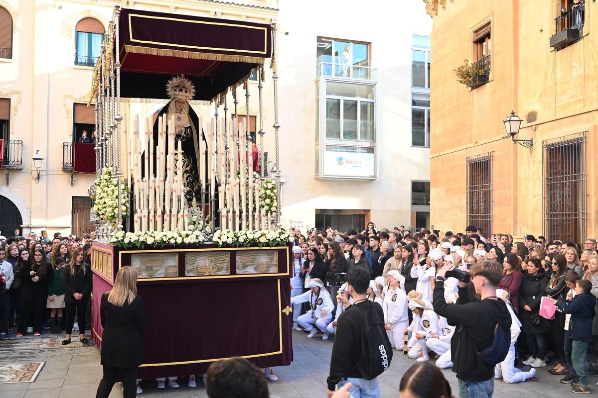 Dulce Nombre de María Santísima, con los relevos de costaleras junto al trono.