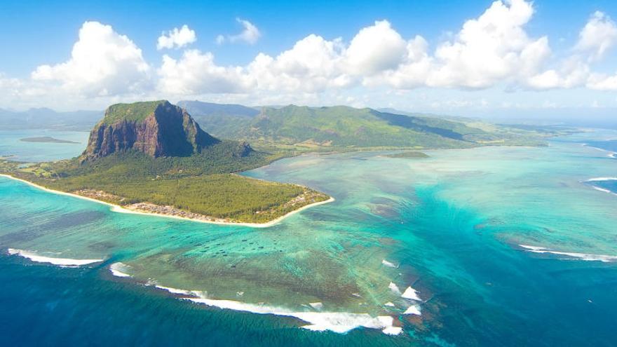 Fotografía aérea de la isla Mauricio, en el océano Índico.