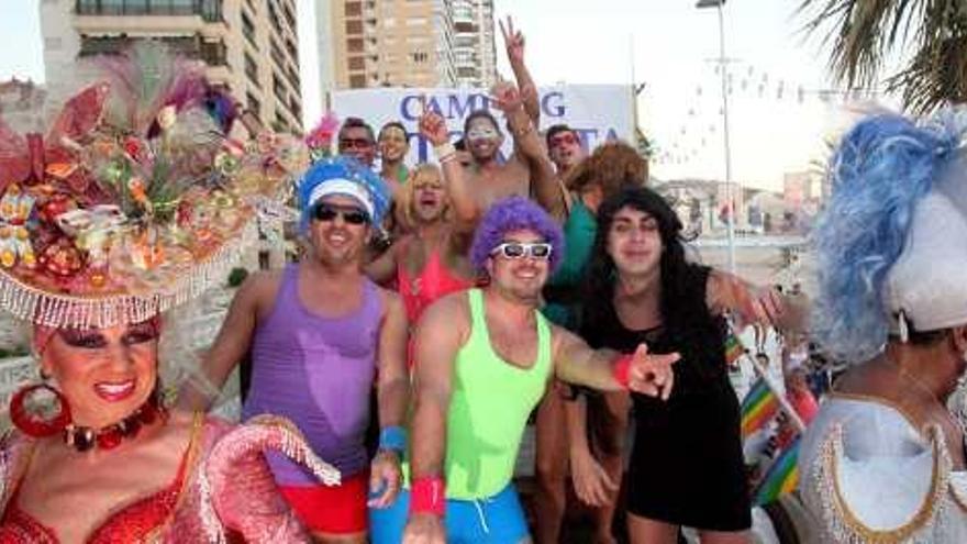 Varias imágenes del desfile y la fiesta organizada ayer para sacar por primera vez a la calle en Benidorm la celebración del orgullo gay.