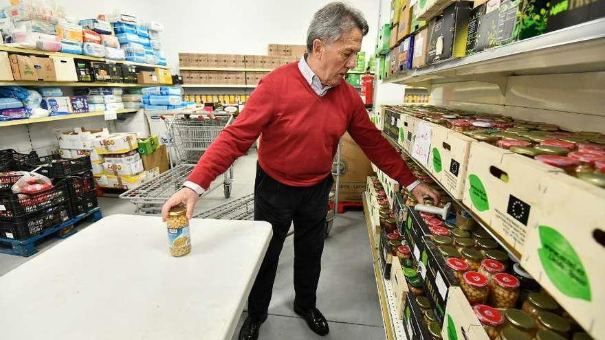 José Luis Doval organiza alimentos en el almacén de Pontevedra. // Gustavo Santos