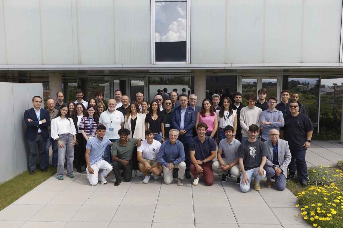 Foto de familia de mentores y emprendedores.