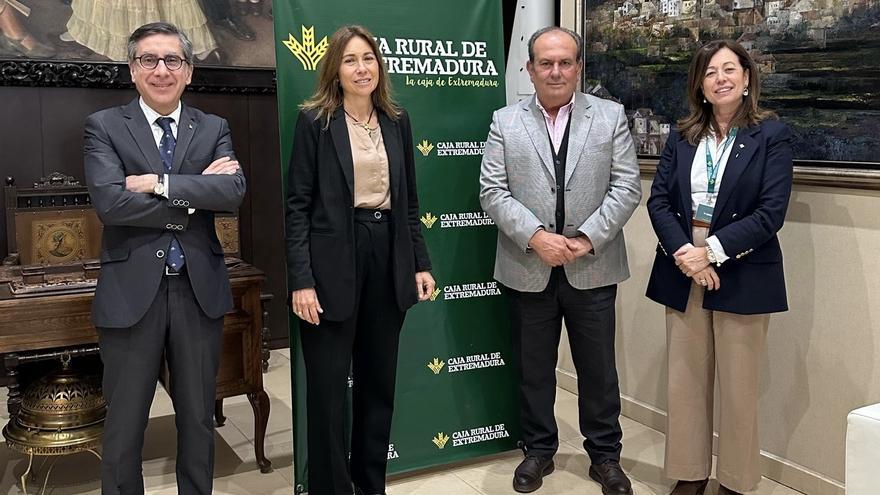 Caja Rural de Extremadura y Aeceriber colaboran para impulsar el porcino ibérico