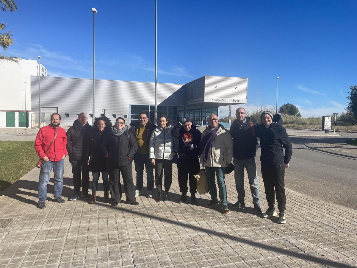Docents de la SEMCV, el passat 22 de desembre a Oliva, preparant durant les seues vacances les proves de carrer de la final provincial de l'Olimpíada d'enguany.