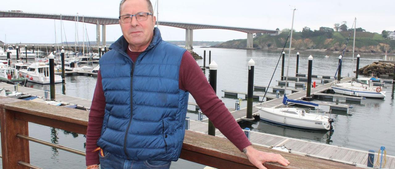 José María Sanjurjo, en el puerto deportivo de Ribadeo, con el puente de los Santos a su espalda. | T. Cascudo