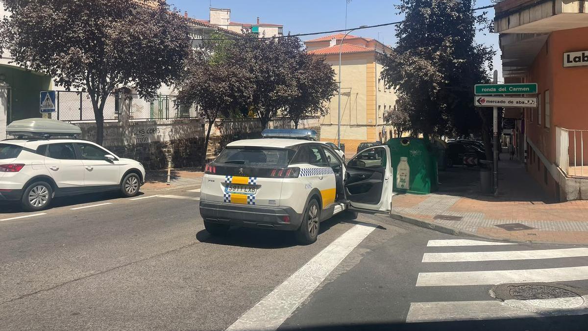 Policía Local en la zona de la vivienda okupada.