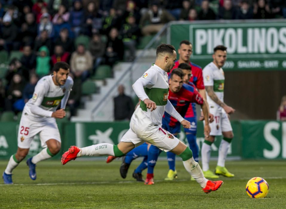 El Elche vence al Extremadura y se aleja de los puestos de descenso