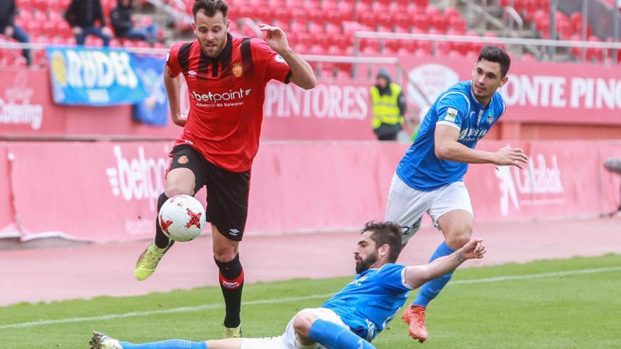 Álex Lópex. durante el partido ante el Lleida