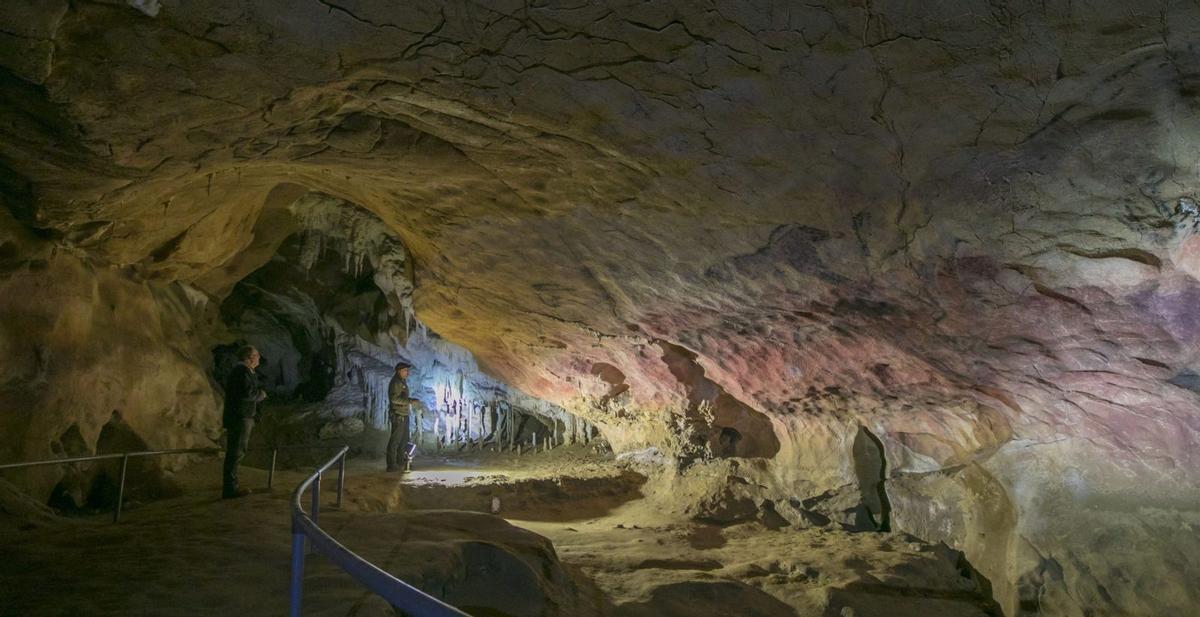 El mito de la caverna en trazo astur