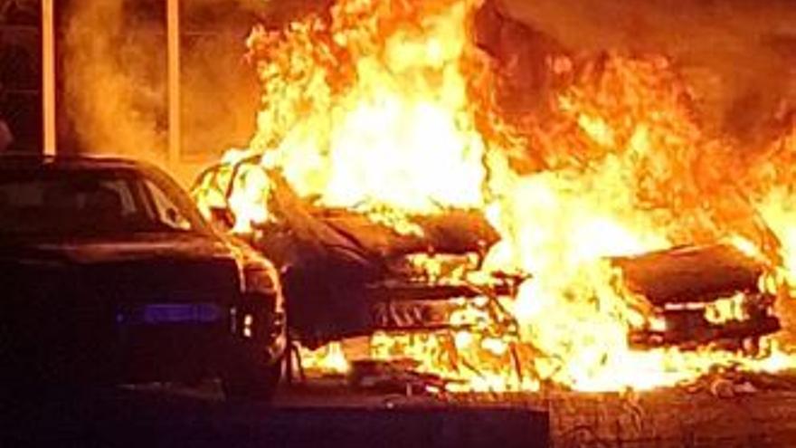 VÍDEO: Incendio de cuatro coches junto a una carretera de Ibiza