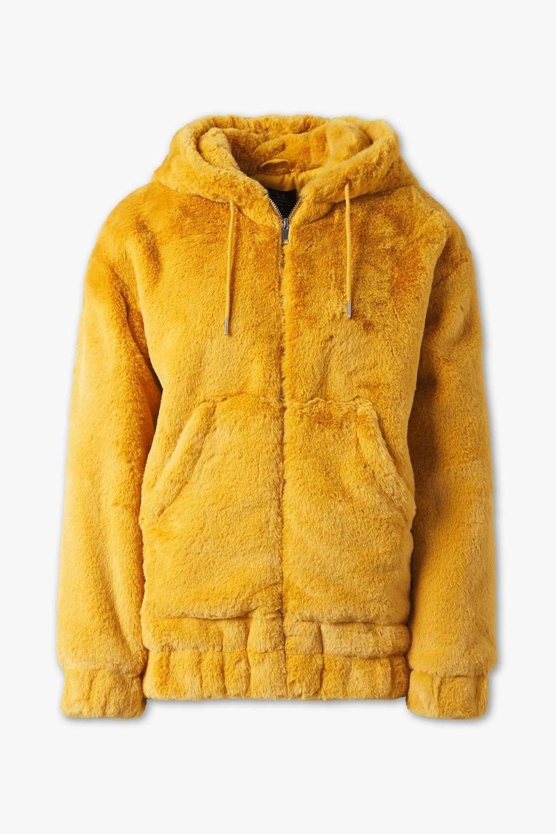Abrigo de peluche amarillo de C&amp;A (precio: 29,90 euros)