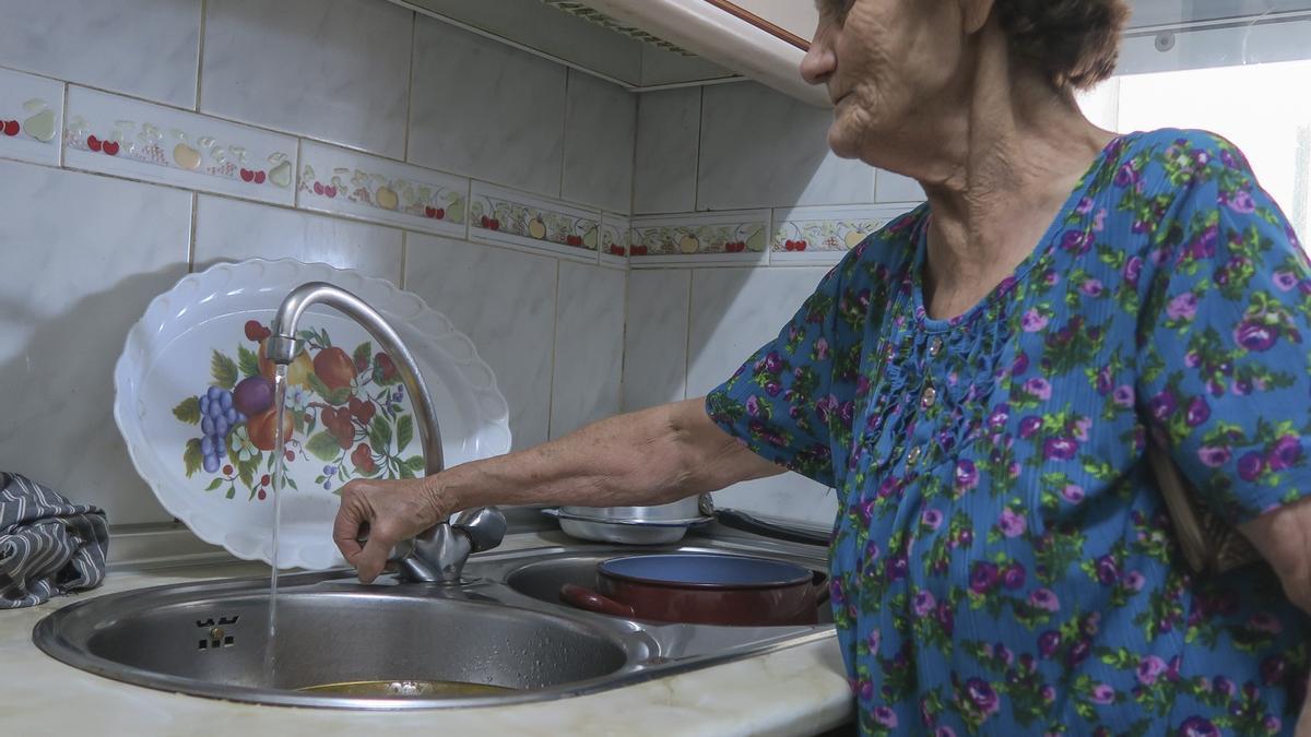 ABASTECIMIENTO: Las familias cacereñas destinan unos 120 euros al año al agua. / EL PERIÓDICO