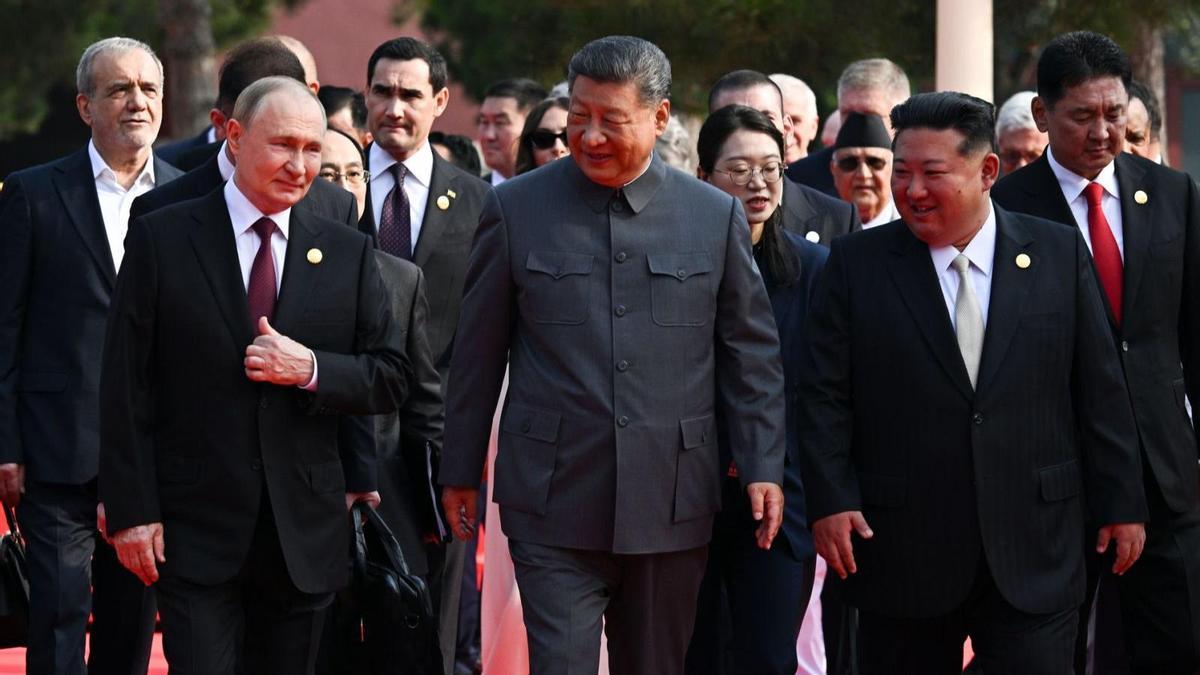 O presidente chinés Xi Jinping, e os seus homólogos ruso Vladimir Putin (e.), e norcoreano, Kim Jong-un, o 3 de setembro en Pequín.
