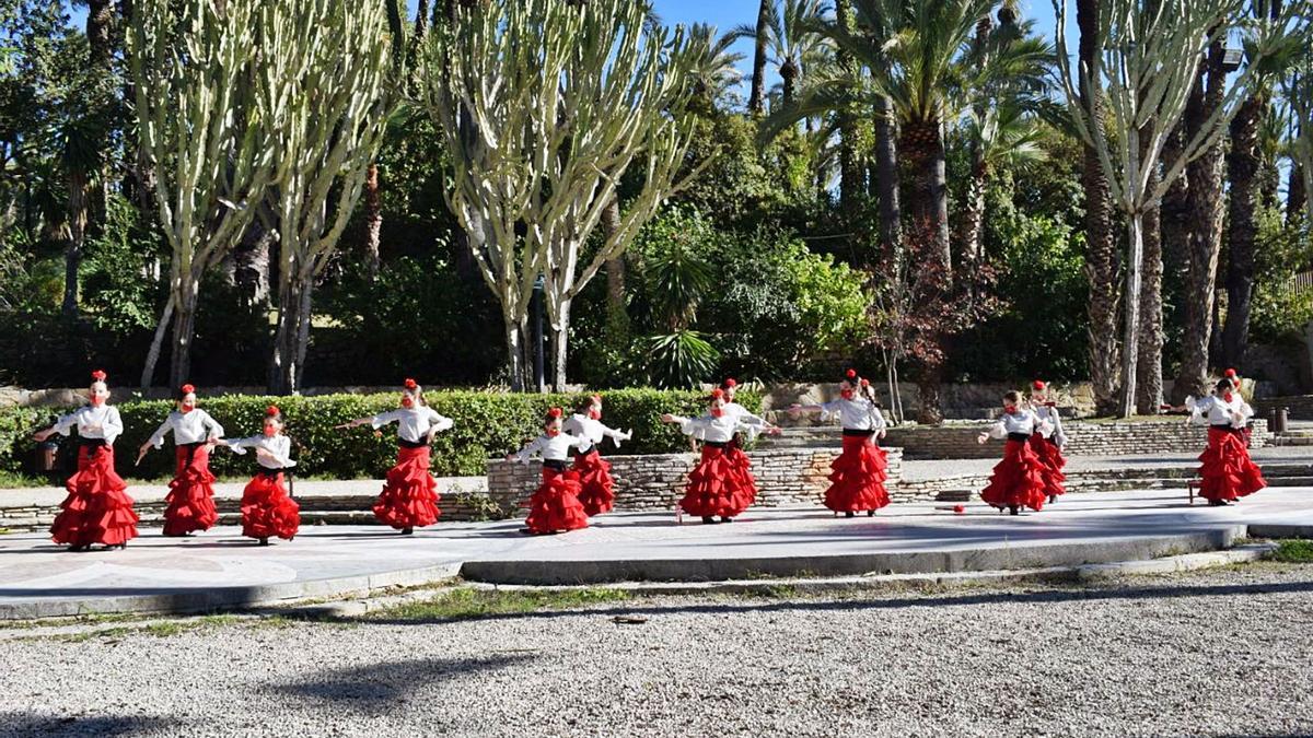 Las menores del grupo de flamenco «The Queens of Moles», realizando la coreografía con la que se han clasificado para el certamen europeo.