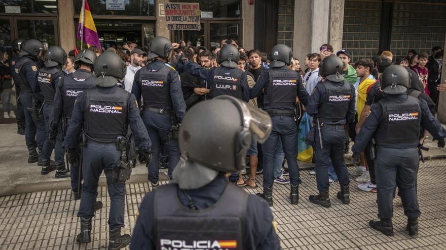 Un momento de la intervención policial del pasado día 14 en los exteriores de la Facultad de Derecho. |
