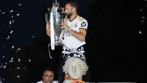 Nacho Fernandez sujeta la Copa de Europa en la Cibeles, este domingo.