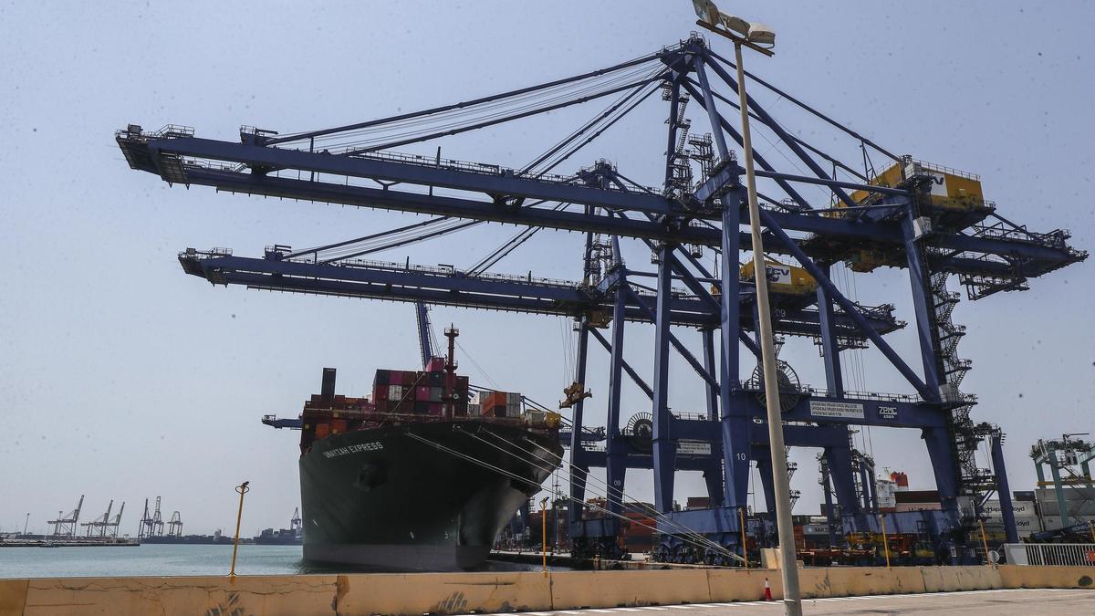 Descàrrega de contenidors al port de València