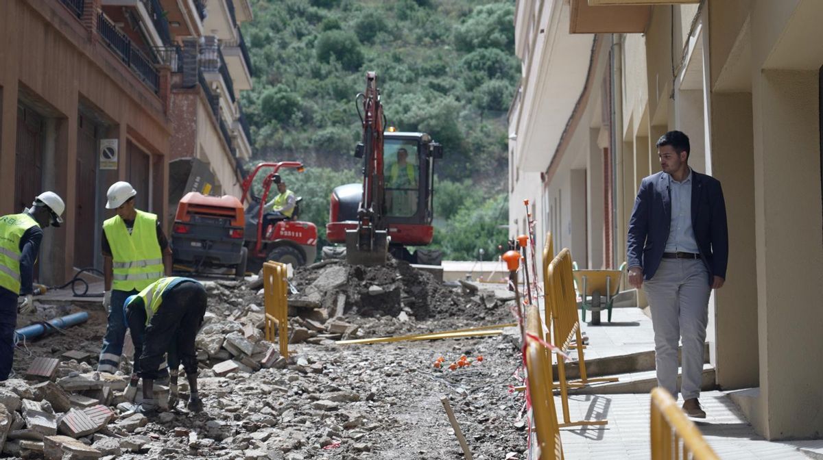 Gael Rodríguez, al costat d’una de les obres que hi ha en marxa ara mateix a Portbou.