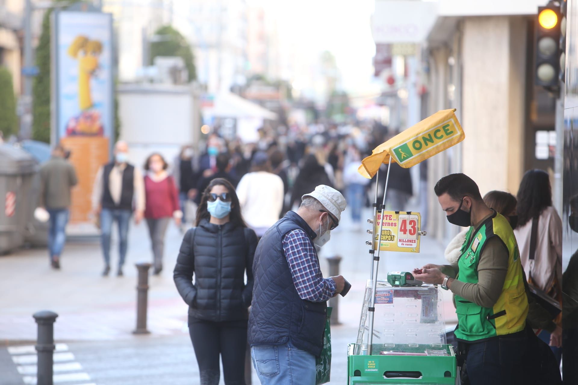 "Mañaneo" en el centro de Alicante ante el toque de queda en Nochebuena