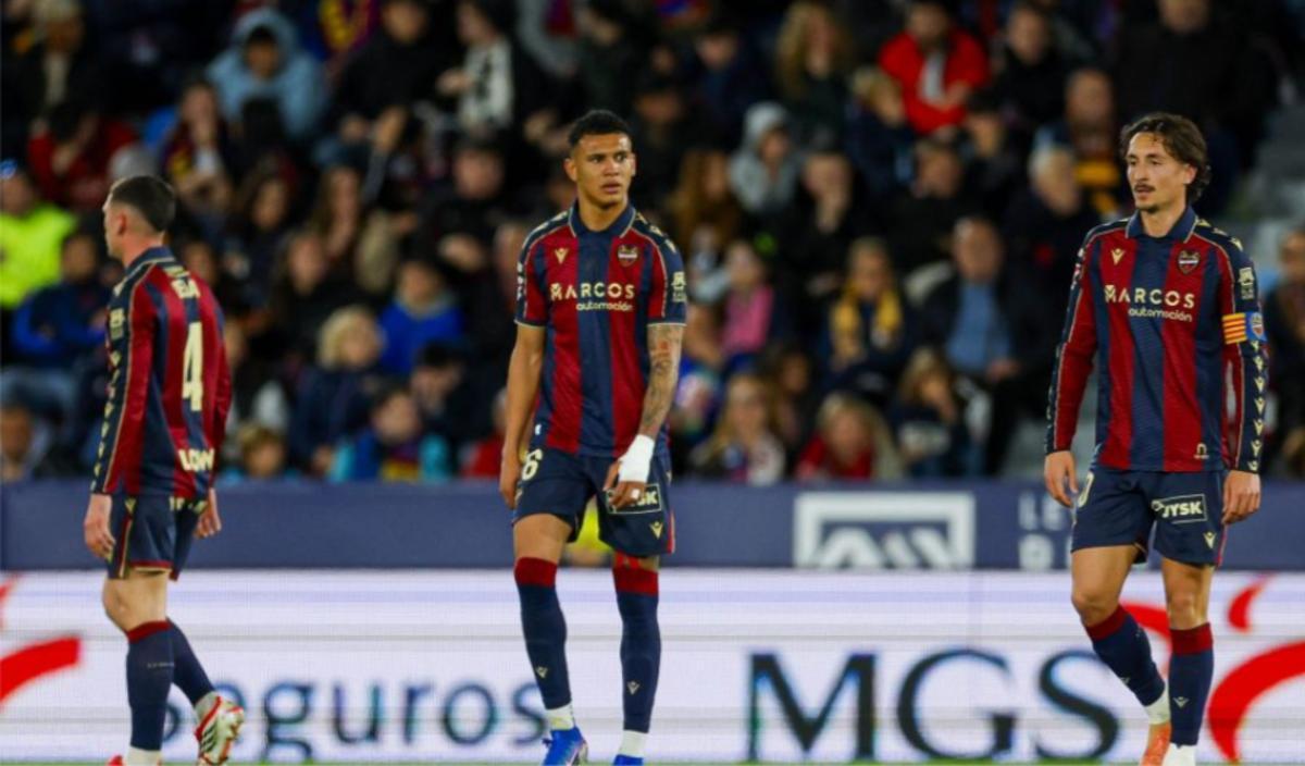 Pablo Martínez, Kervin Arriaga y Dela desconcertados tras el gol del Valencia