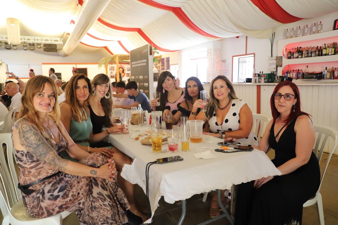 Amigos en El Arenal el viernes de Feria