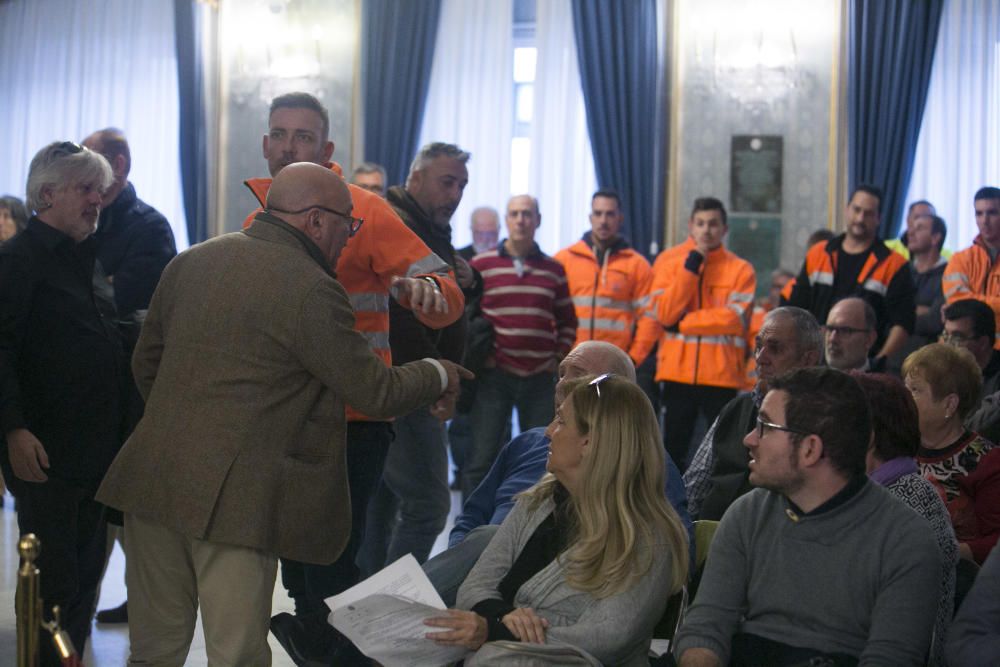 Los trabajadores del Puerto de Alicante interrumpen el pleno