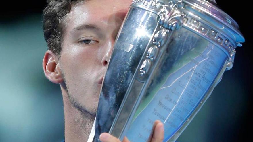 Pablo Carreño besa el trofeo de campeón de la Kremlin Cup.