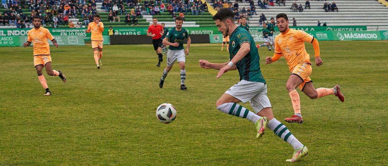 Miguel Garci corre con el balón durante el derbi ante el Villanovense, en el que marcó el gol de la victoria.