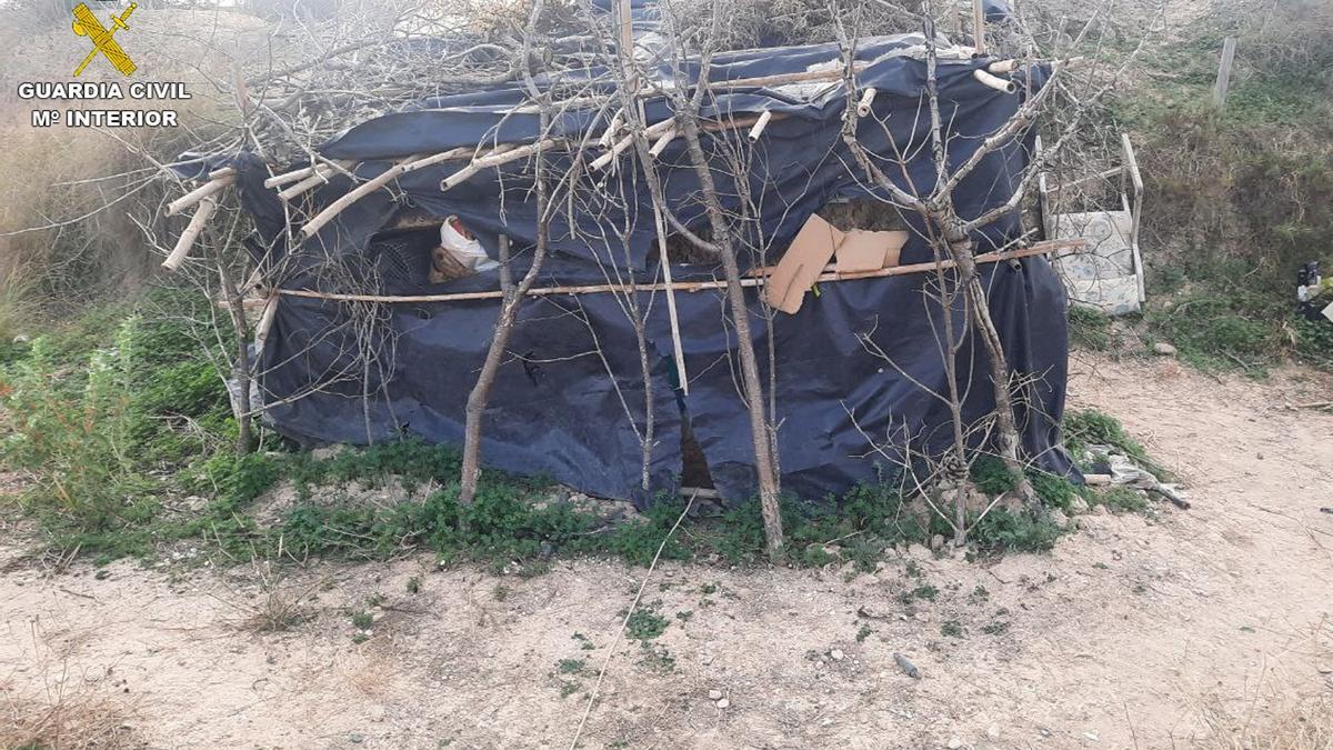 Cabaña donde se escondía el cazador para cerrar la trampa.