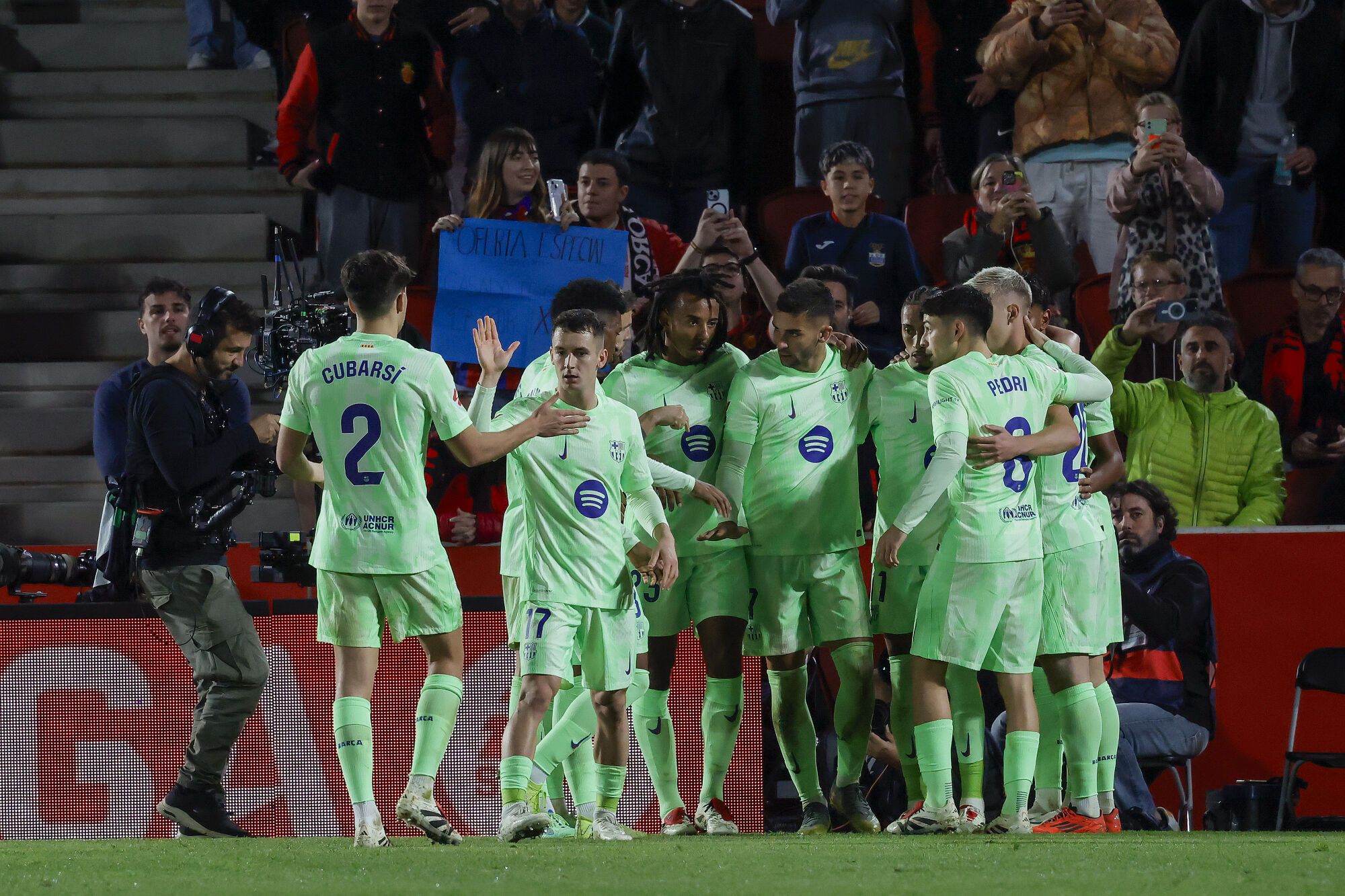 ***VERSIÓN CORREGIDA*** PALMA DE MALLORCA, 03/12/2024.- Los jugadores del Barcelona celebran el segundo gol ante el Mallorca, durante el partido de la jornada 19 de LaLiga EA Sports que RCD Mallorca y FC Barcelona disputan este martes en el estadio de Son Moix. EFE/Cati Cladera. corrige fotógrafo