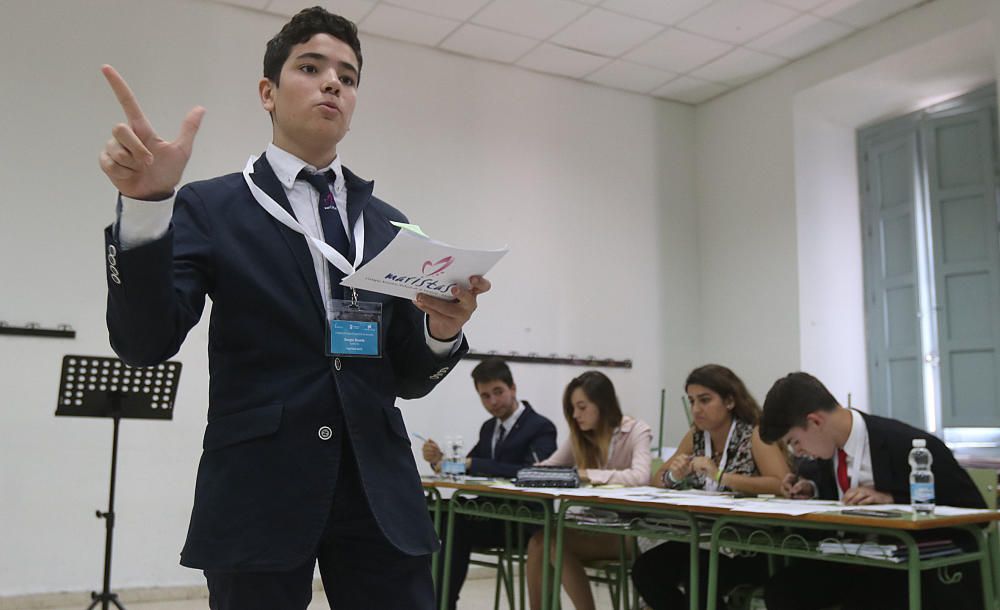 Las imágenes de la primera ronda del Torneo de Debate Escolar de Málaga, que cuenta con el respaldo de La Opinión de Málaga y la colaboración de la Obra Social de La Caixa