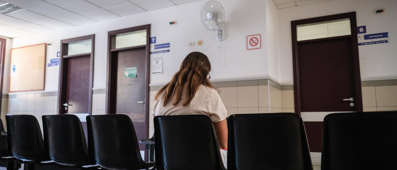 Una paciente espera su turno en un centro de salud de Tenerife.